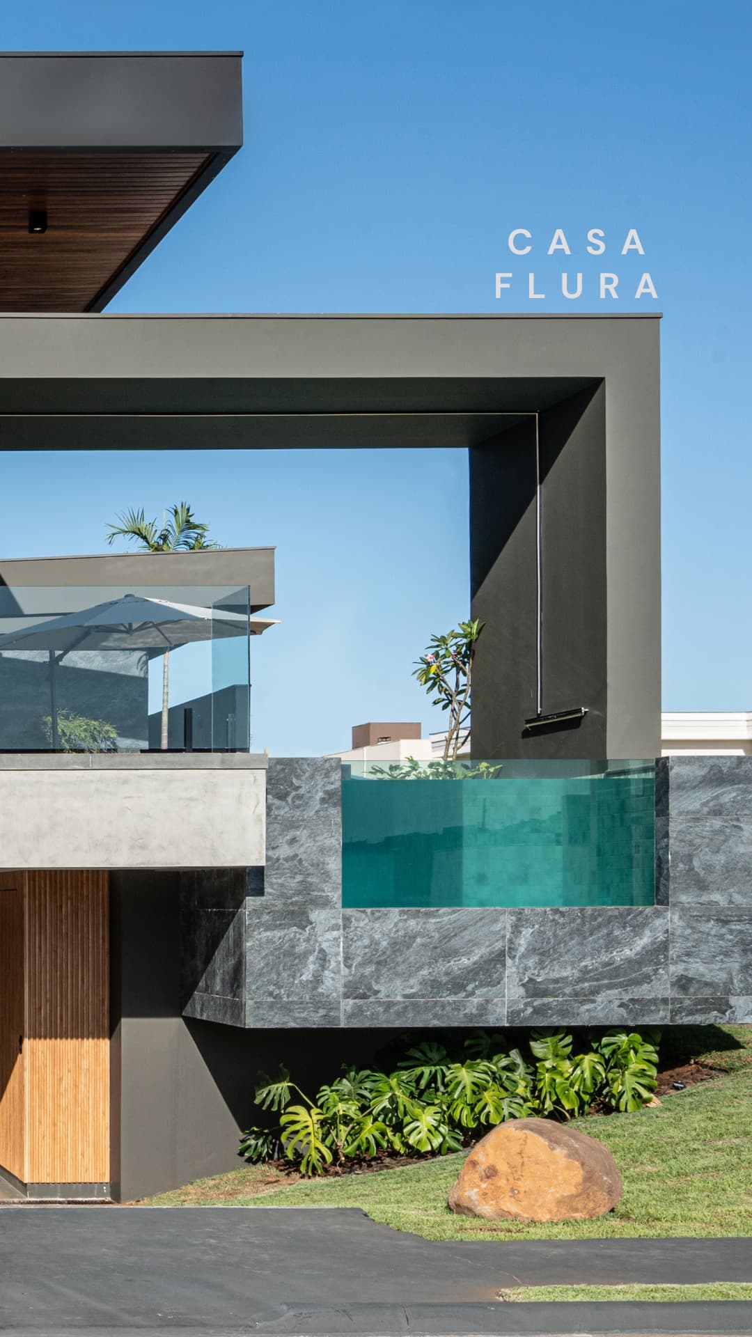 Casa Flura _ Um dos atrativos dessa fachada é a piscina com visor frontal em vidro e efeito flutuante que deixa tudo mág